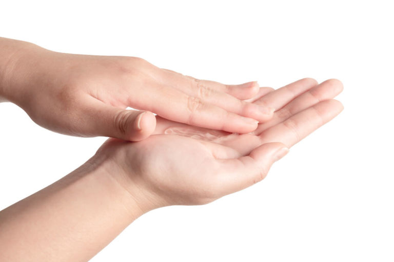 Come disinfettare le mani in casa e fuori? Quale gel disinfettante mani scegliere