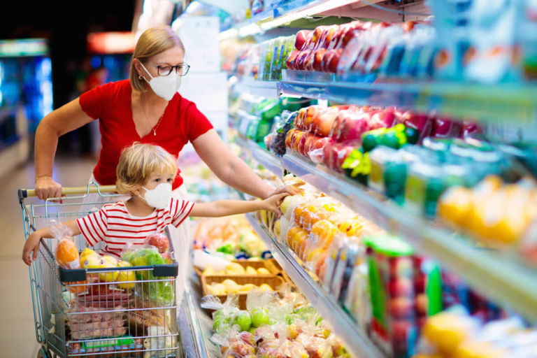 Come disinfettare la spesa? Consigli per le superfici delle confezioni