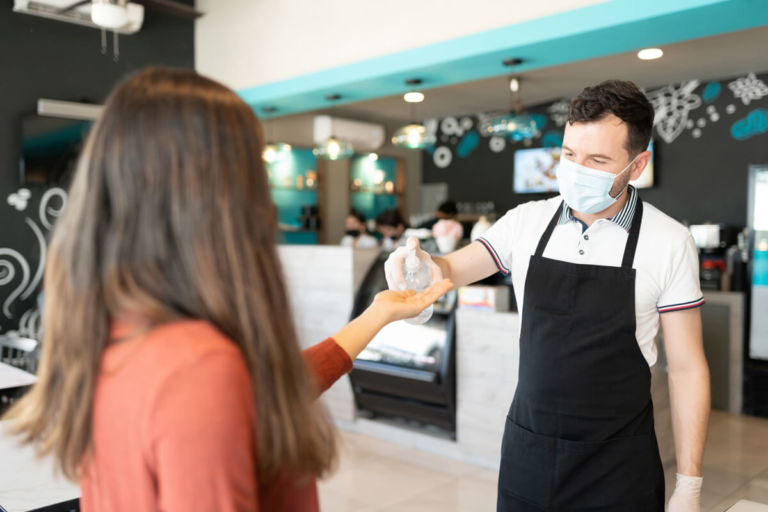 Come igienizzare le mani con il gel prima di entrare in un locale pubblico?